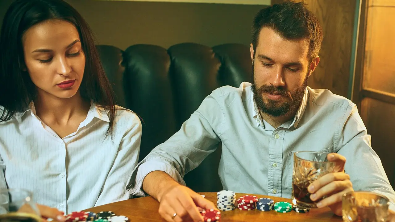 Баррель в покере - это блеф?